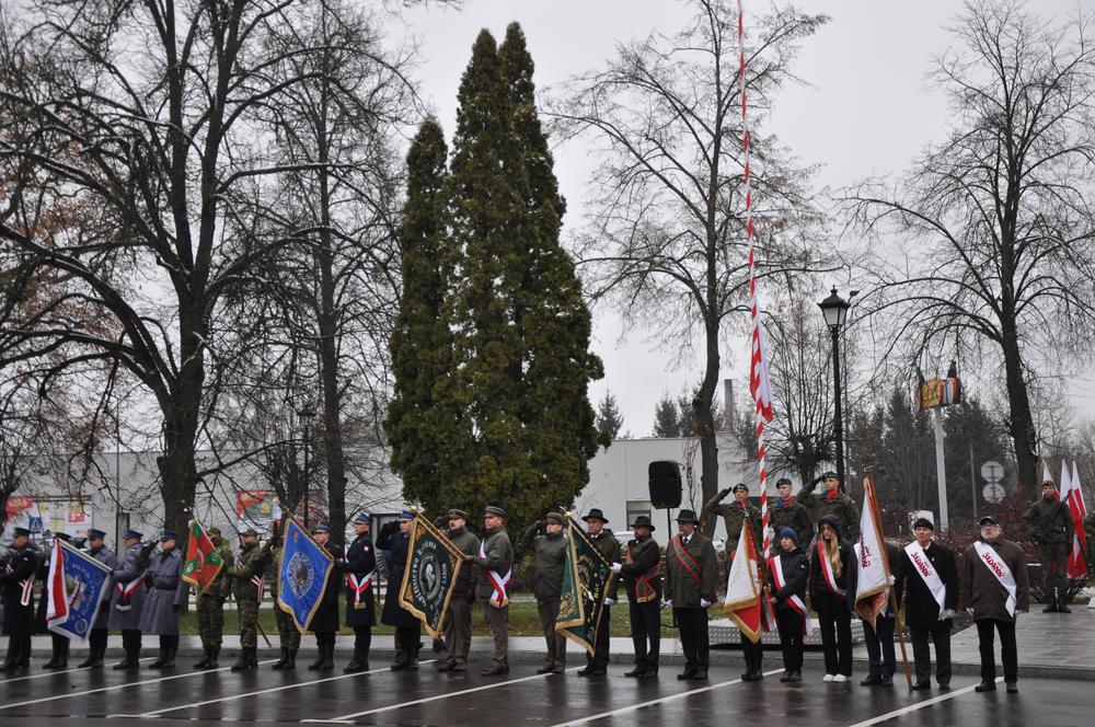 poczty sztandarowe, oraz moment wciągania flagi państwowej na maszt