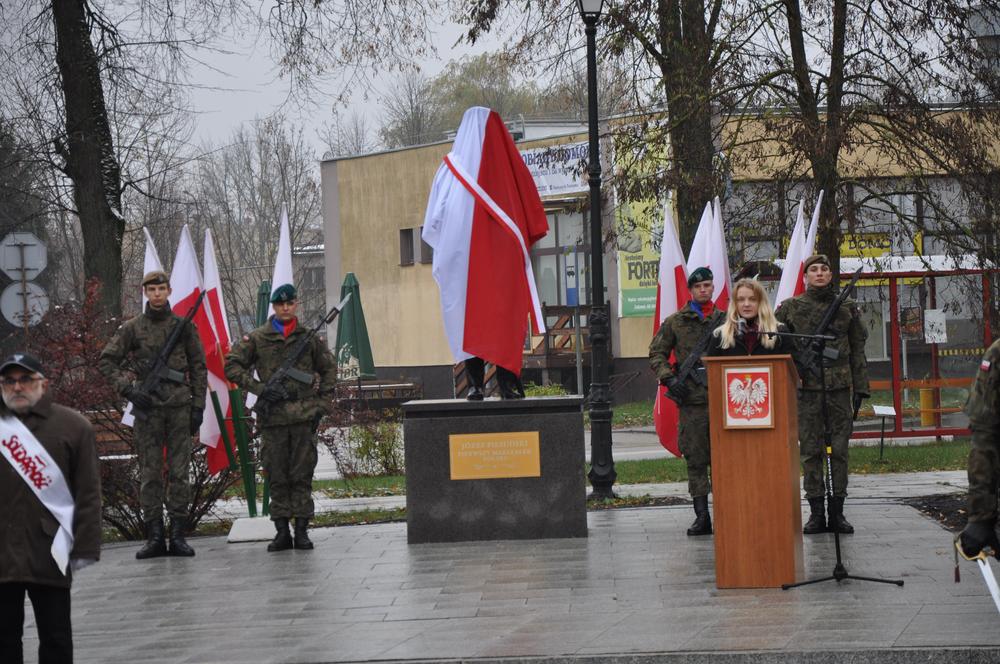 Przemawia Marcelina Puchalska – Przewodnicząca Społecznego Komitetu Budowy Pomnika Marszałka Józefa