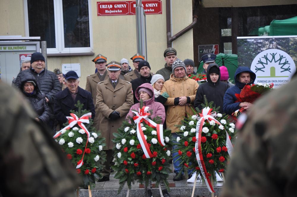 mieszkańcyt zebrani na placu