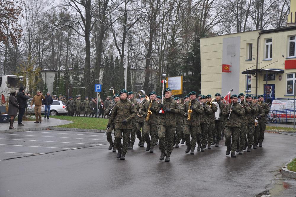 Przemarsz kampanii Honorowej Wojska Polskiego, pocztów sztandarowych i Oddziału Przygotowania Wojskowego I Liceum Ogólnokształcącego w Hajnówce