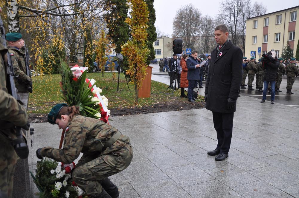 Delegacja składa kwiaty