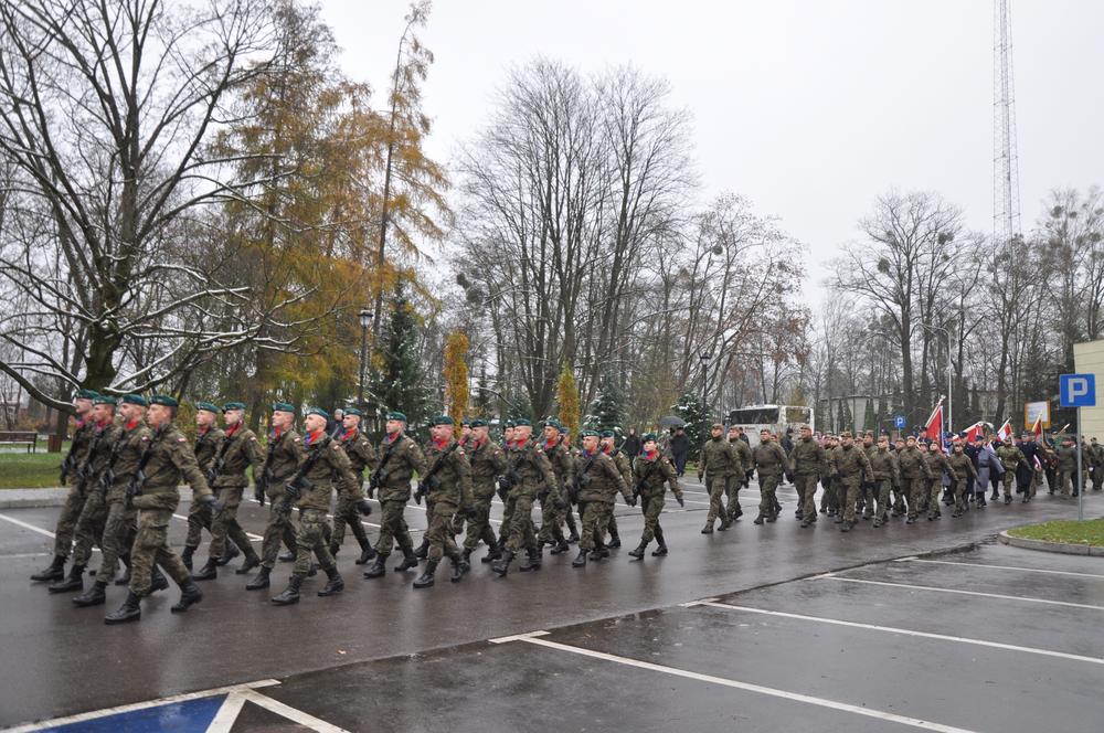 Przemarsz kampanii Honorowej Wojska Polskiego, pocztów sztandarowych i Oddziału Przygotowania Wojskowego I Liceum Ogólnokształcącego w Hajnówce