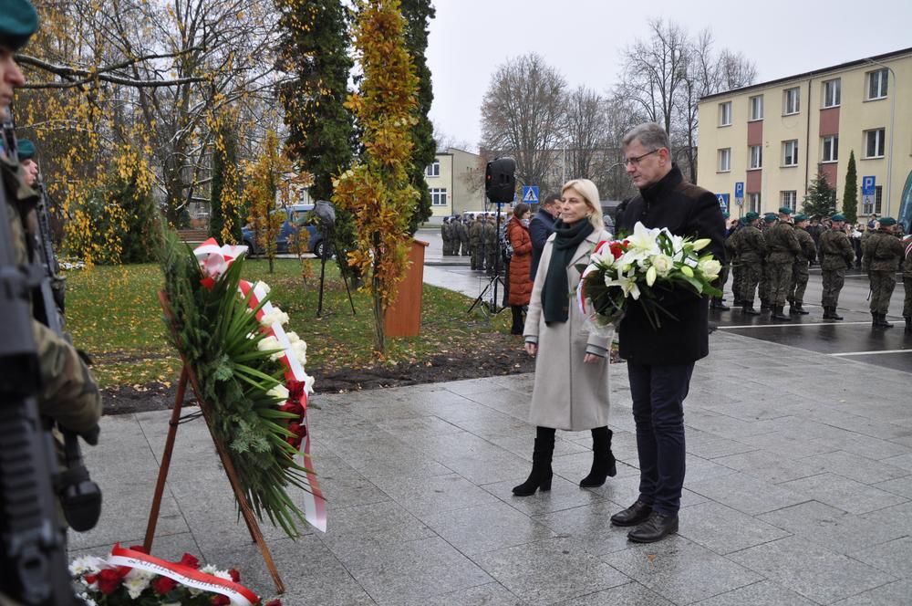 Delegacja składa kwiaty