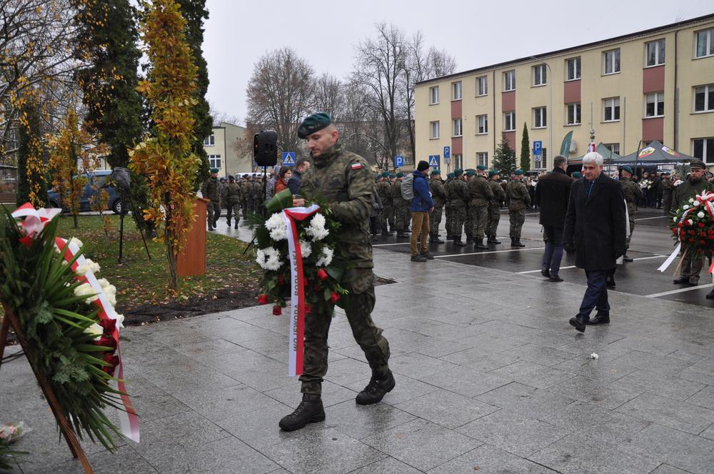 Delegacja składa kwiaty