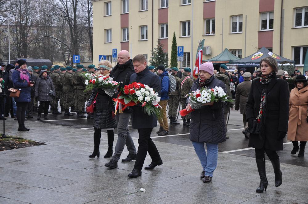 Delegacja składa kwiaty