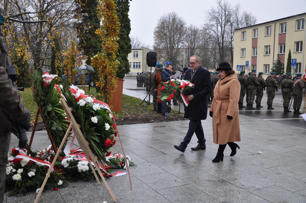 Delegacja składa kwiaty