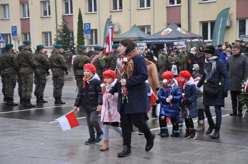 Delegacja składa kwiaty