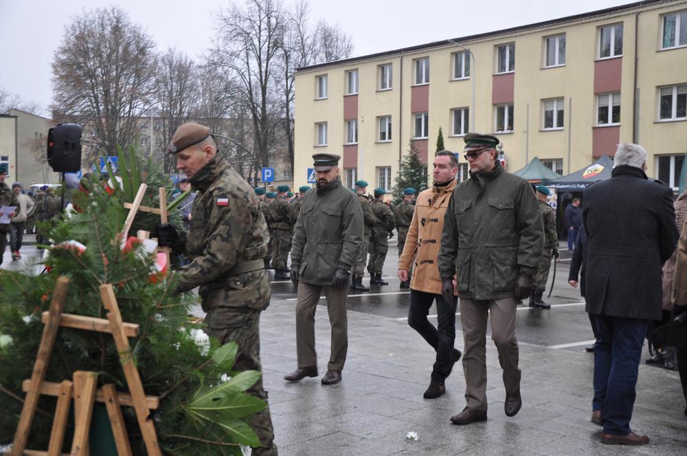 Delegacja składa kwiaty