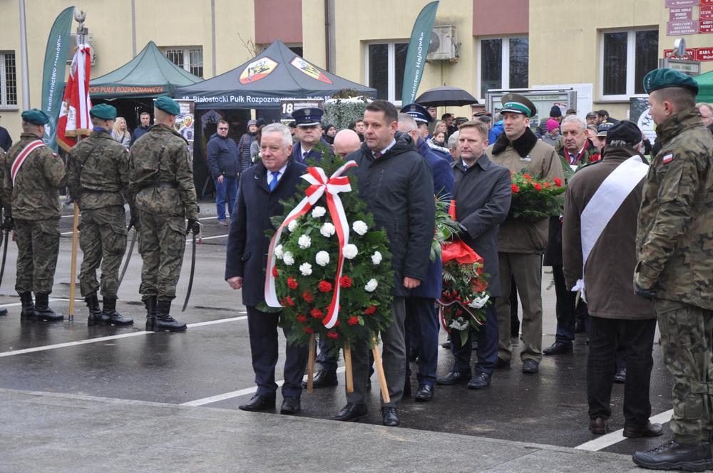 Delegacja składa kwiaty