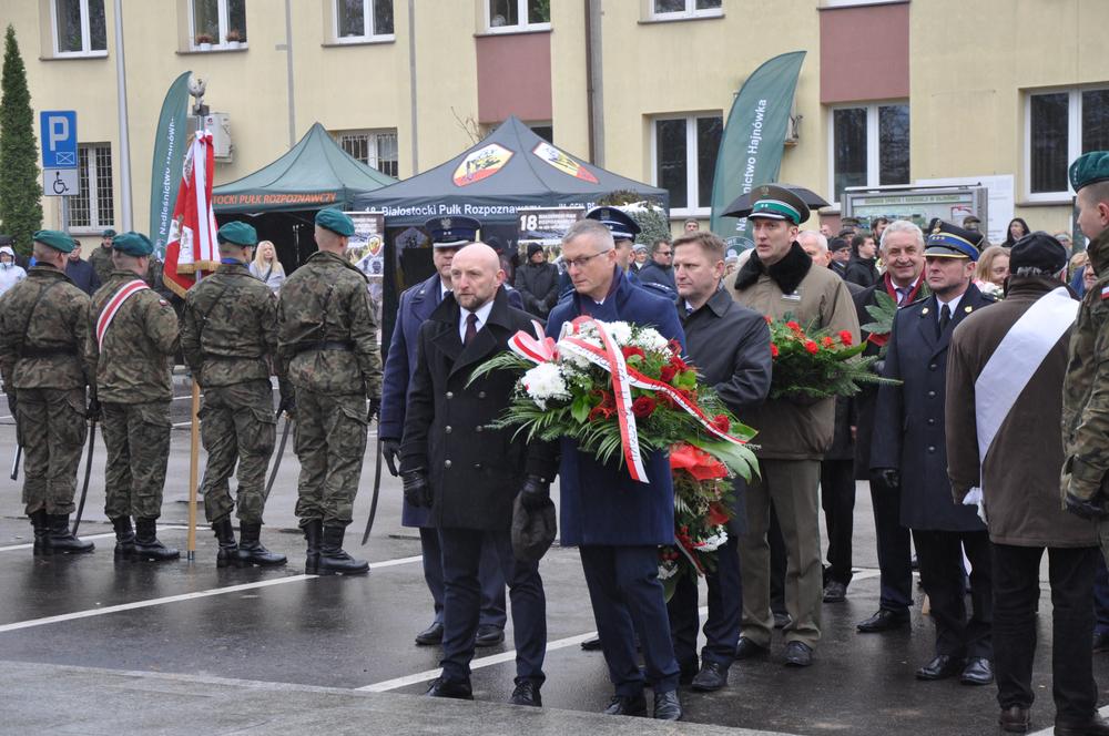 Delegacja składa kwiaty