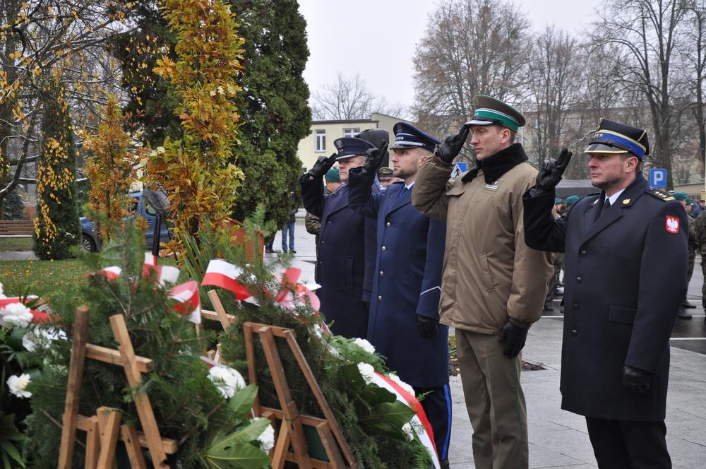 Delegacja składa kwiaty