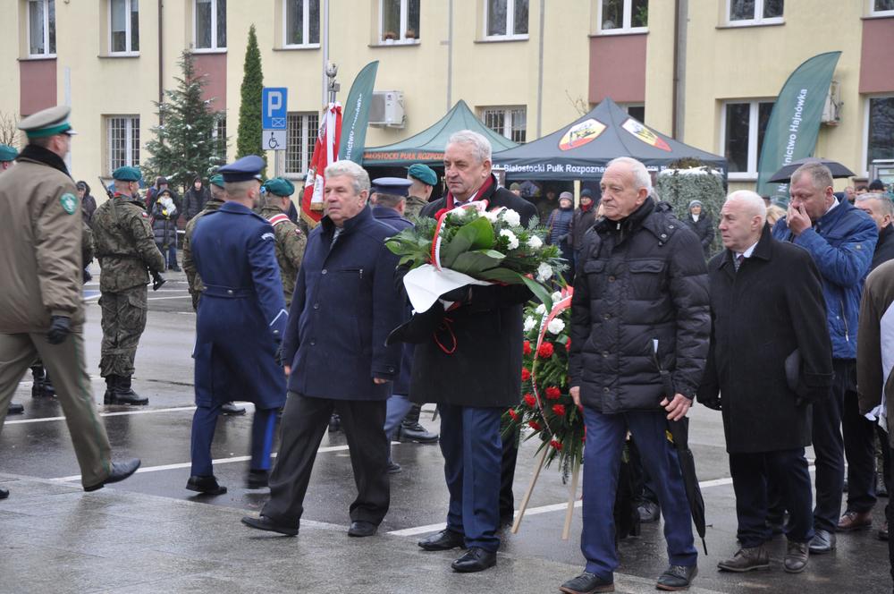 Delegacja składa kwiaty