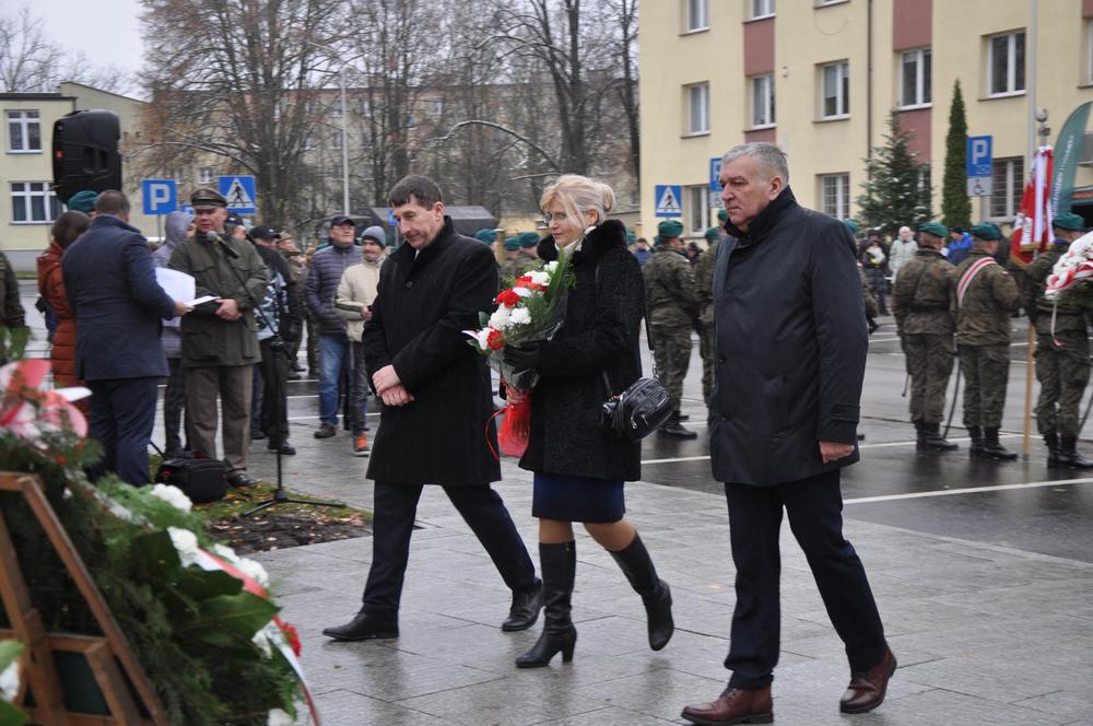 Delegacja składa kwiaty