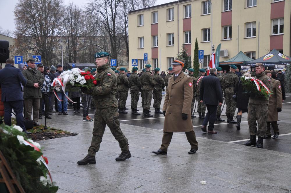 Delegacja składa kwiaty