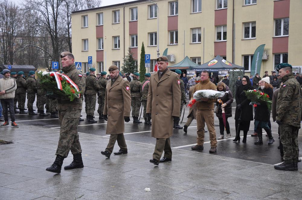 Delegacja składa kwiaty