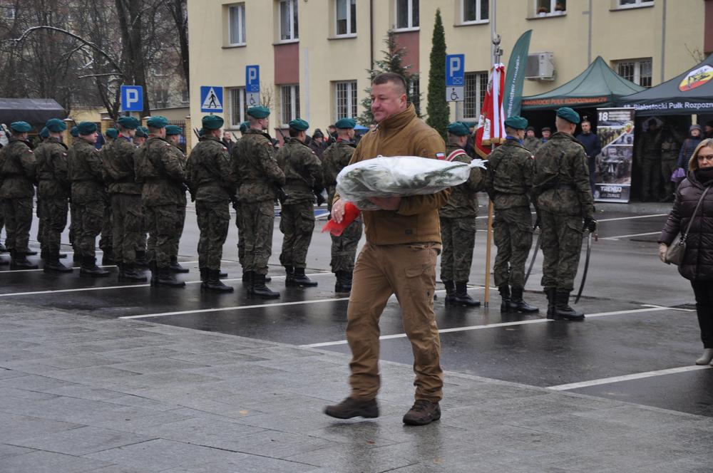 Delegacja składa kwiaty