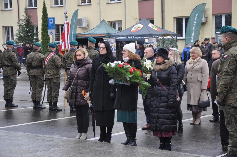 Delegacja składa kwiaty