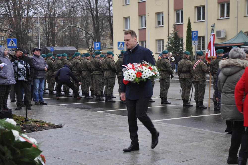 Delegacja składa kwiaty