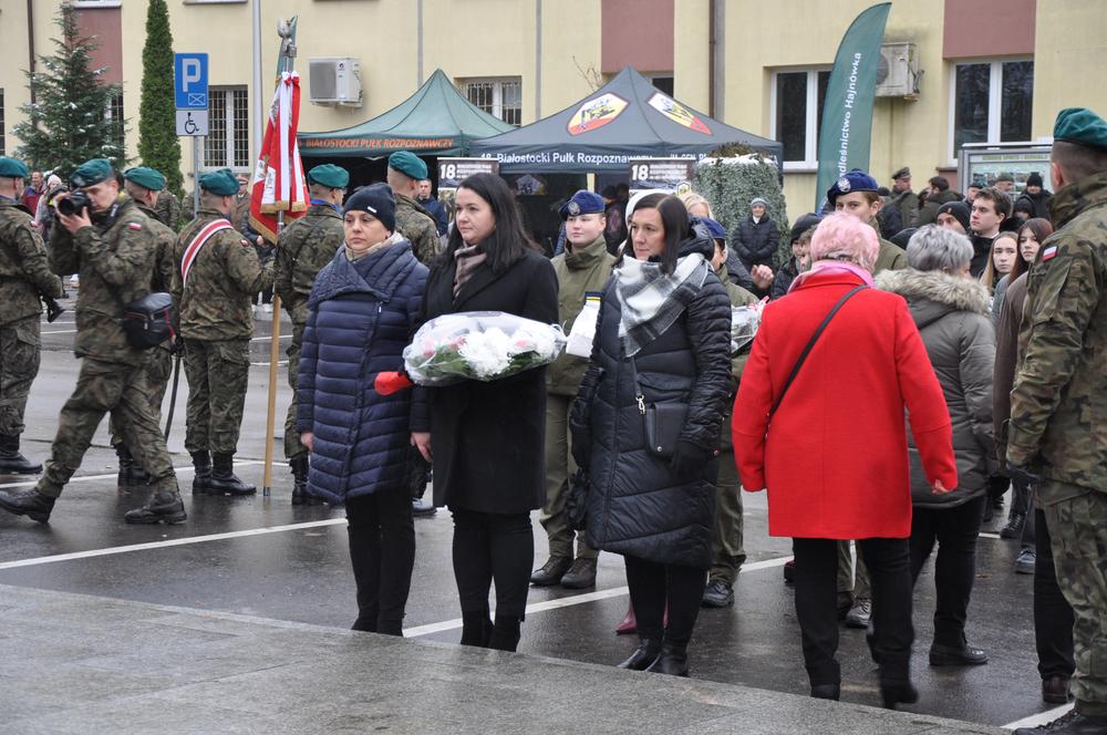 Delegacja składa kwiaty