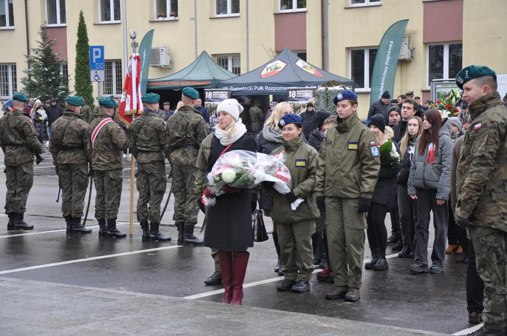 Delegacja składa kwiaty