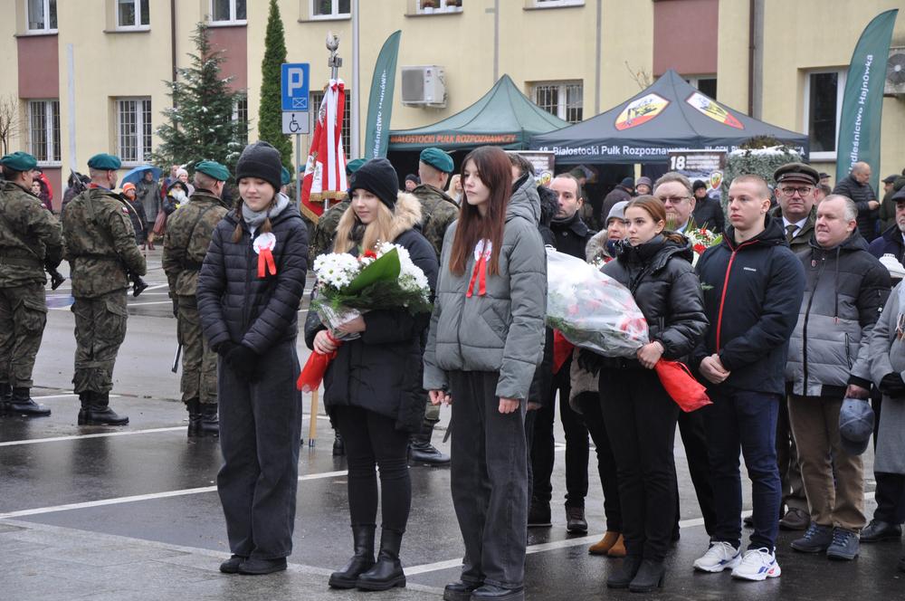 Delegacja składa kwiaty