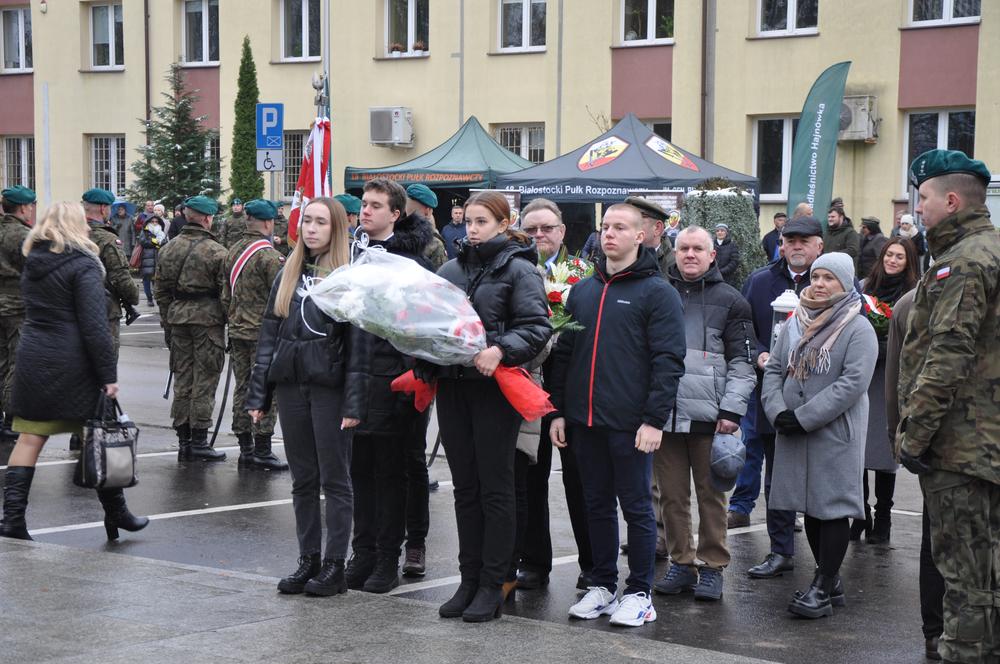 Delegacja składa kwiaty