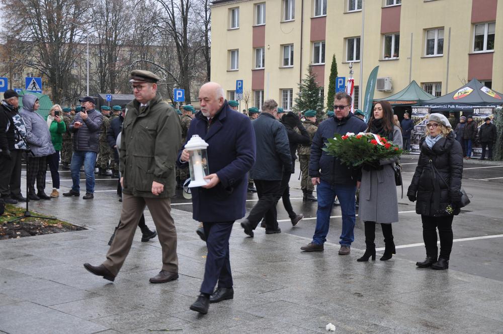 Delegacja składa kwiaty