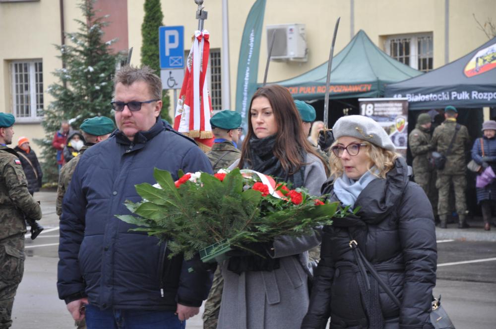 Delegacja składa kwiaty