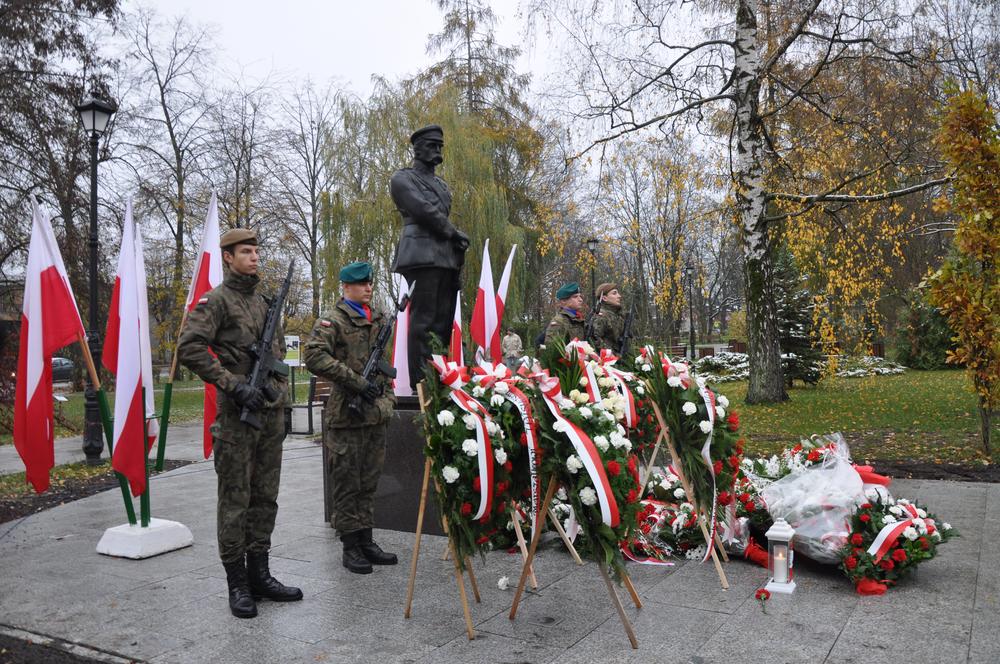 Kwiaty pod pomnikiem Marszałka Józefa Piłsudskiego