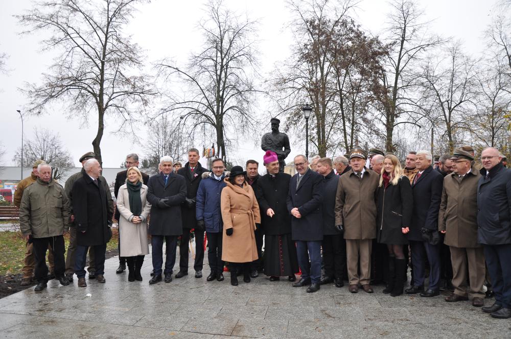 zdjęcie pamiątkowe przy pomniku