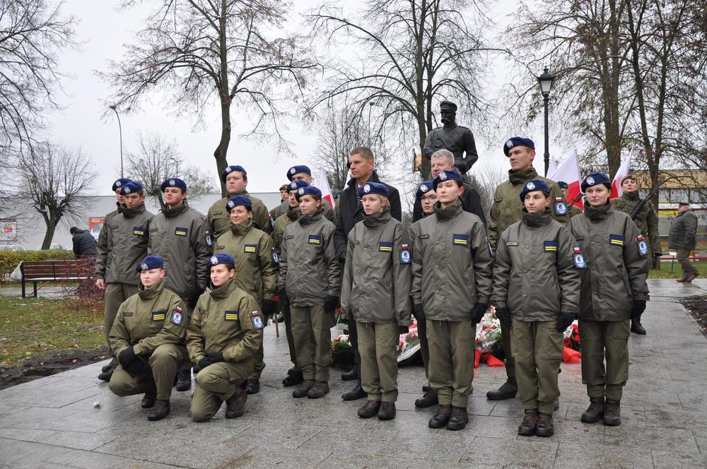 zdjęcie pamiątkowe przy pomniku