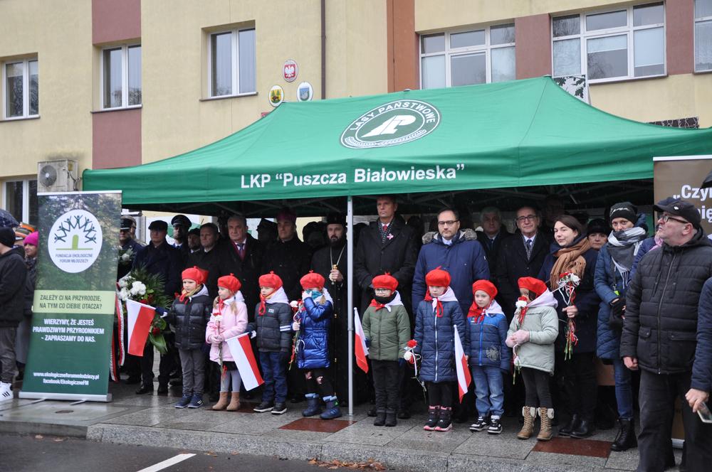 zaproszeni goście i mieszkańcy Hajnówki oraz Zuchy z Przedszkola Nr 1 w Hajnówce