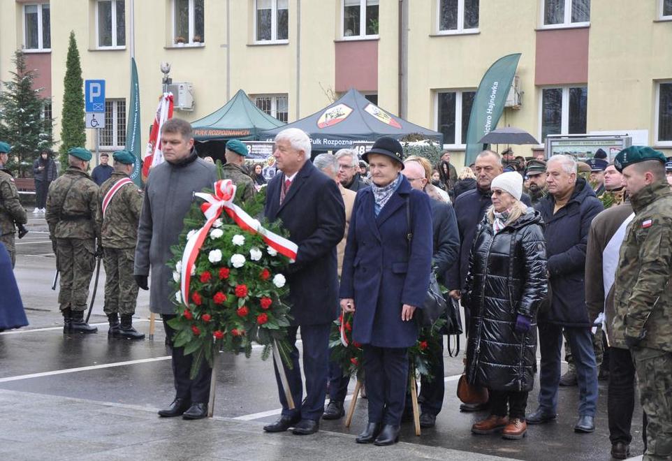 Delegacja składa kwiaty