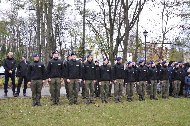 młodzież ze szkoły mundurowej