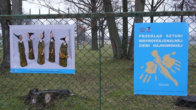 dwie prace: na jednej pięć rzeźb kobiet, na drugiej plakat zapowiadający wystawę Przegląd Sztuki Nieprofesjonalnej Ziemi Hajnowskiej