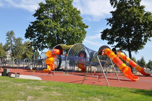 jedno z urządzeń na placy zabaw: tzw. sterowiec z linami do wspinania i zjeżdżalniami