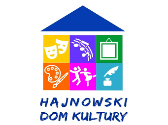 Kolorowe logo w kształcie domu. Pod niebieskim dachem w kształcie trójkąta sześć kolorowych kwadratów układających się w podstawę domu: żółty, fioletowy, zielony, pomarańczowy, różowy i błękitny.  Na każdym z kwadratów symbole, kolejno: maski teatralne, nuty, obraz, farby i pędzel, tańcząca para, pióro i kałamarz. Pod spodem napis: Hajnowski Dom Kultury.