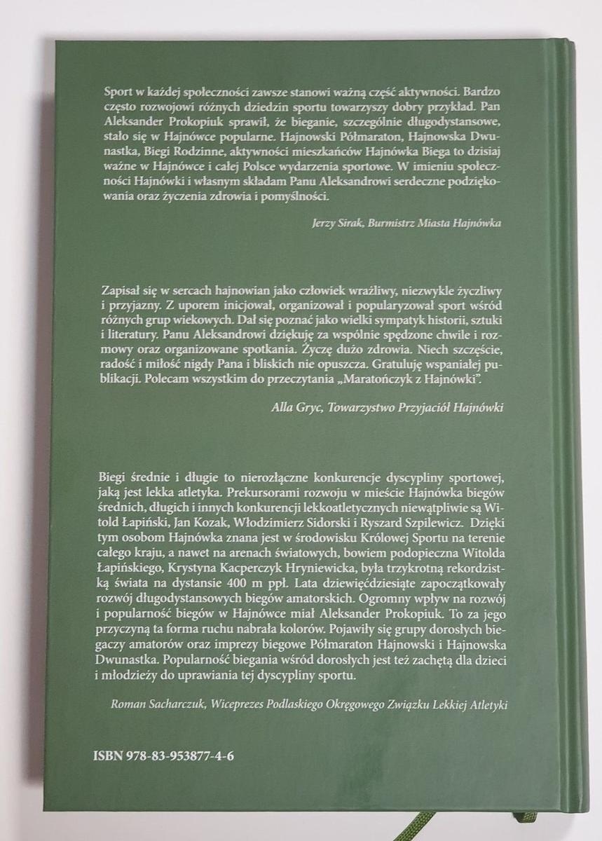 Na zdjęciu tylna okładka książki , na zielonym tle trzy recenzje książki napisane kolorem białym.