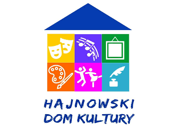 Kolorowe logo w kształcie domu. Pod niebieskim dachem w kształcie trójkąta sześć kolorowych kwadratów układających się w podstawę domu: żółty, fioletowy, zielony, pomarańczowy, różowy i błękitny.  Na każdym z kwadratów symbole, kolejno: maski teatralne, nuty, obraz, farby i pędzel, tańcząca para, pióro i kałamarz. Pod spodem napis: Hajnowski Dom Kultury.