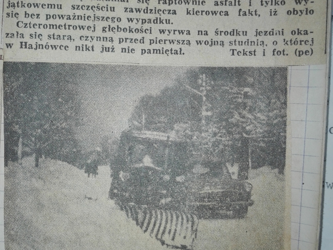 wycinek z lokalnej gazety; u góry tekst pod nim czarno-białe zdjęcie przedstawiające traktor z płógiem odśnieżający jedną z ulic