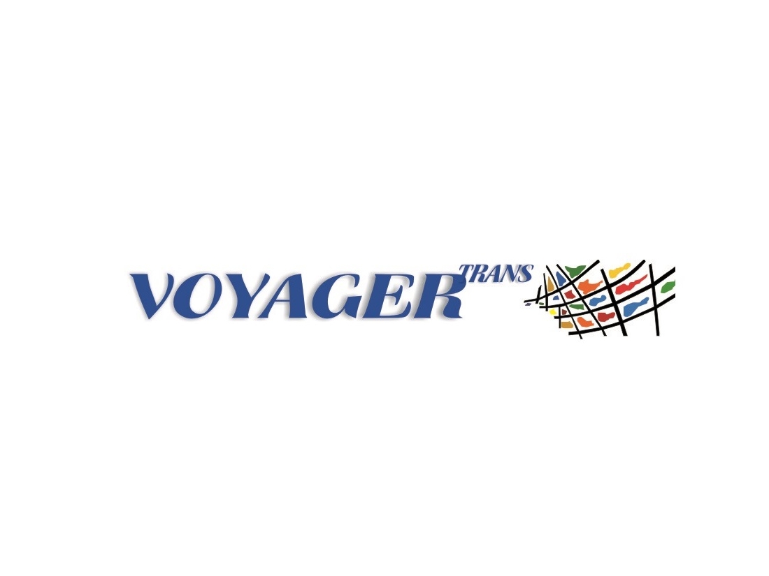 Logo w kształcie poziomego prostokąta. Z lewej stronie niebieski napis Voyager Trans, z prawej linie złożone w czarną siatkę, między nimi kolorowe plamki.