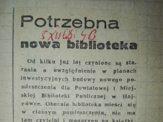 Na zdjęciu znajduje się wycienk z gazety. Artykuł o tytule "Potrzebna nowa biblioteka"