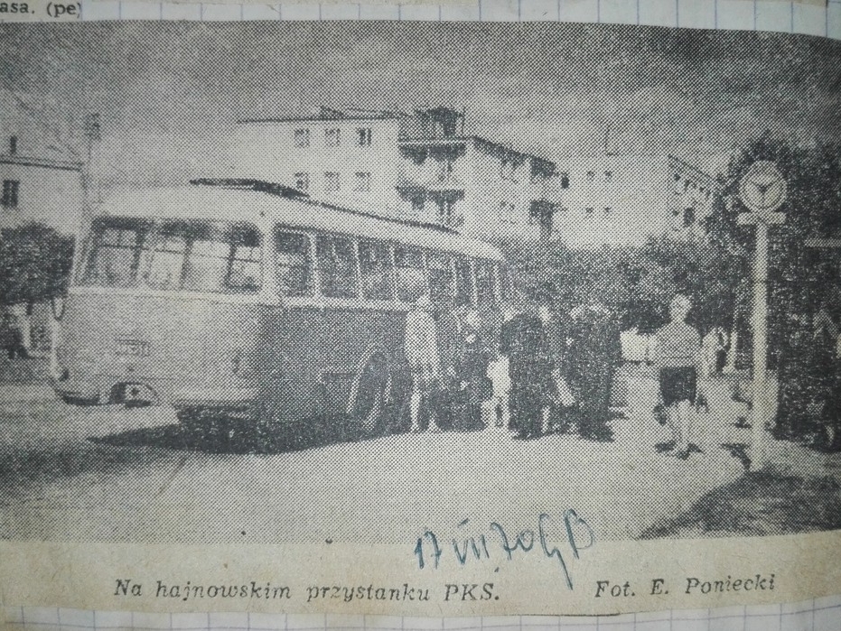 Skan czarno-białego zdjęcia w gazecie. Na przystanku PKS przy autobusie stoi grupa osób. W tle widać zabudowania.