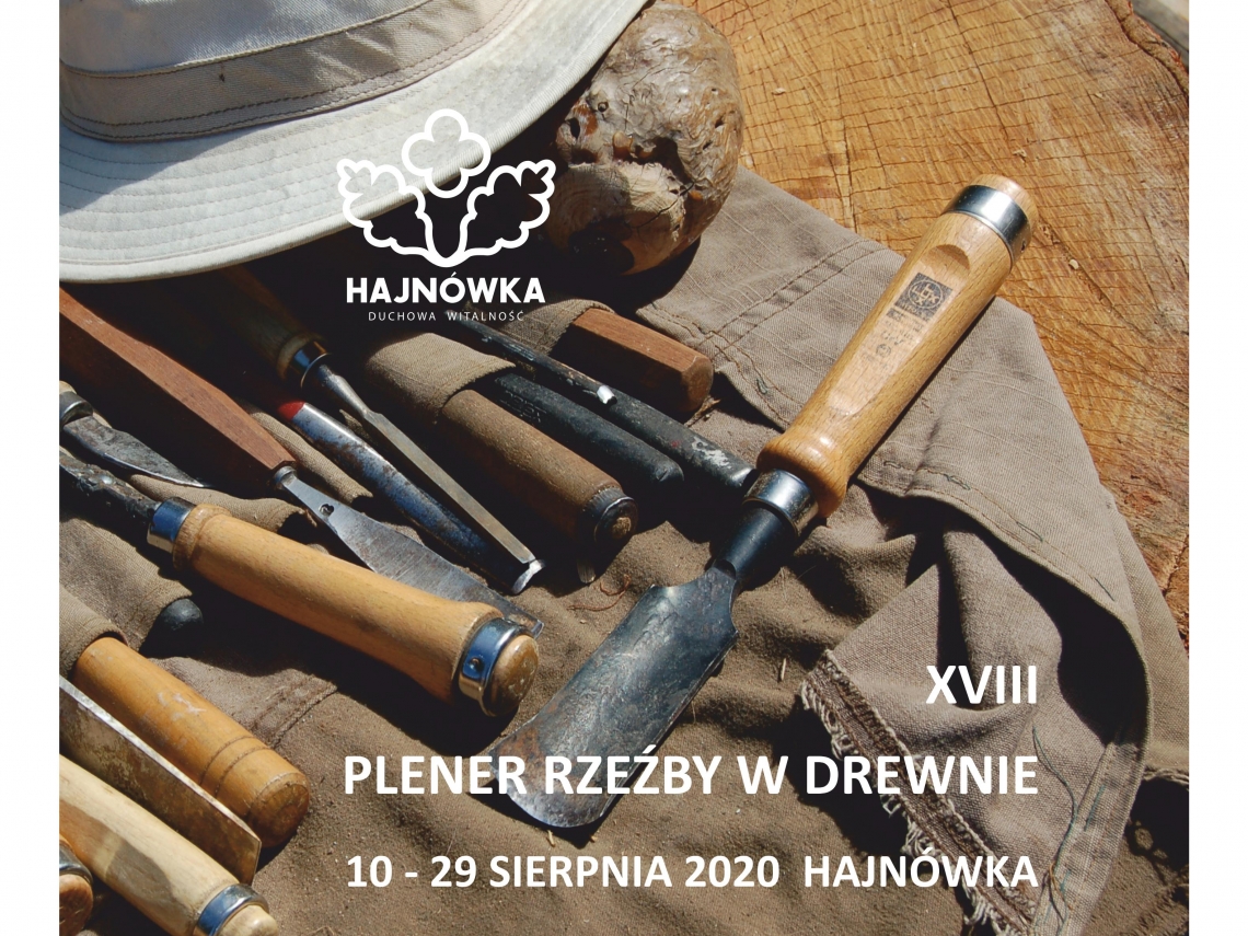 okładka publikacji; na jej całosci zdjęcie prezentujące rozłożone na kawałku drewna narzędzia rzeźbiarskie, głównie dłuta, w lewym górnym rogu fragment męskiego jasnego kapelusza; obok logo wykonane białą kreską: dwa liście dębu w środku kwiatek, pod nim napis Hajnówka; w prawym dolnym rogu biay napis XVIII Plener Rzeźby w Drewnie 10-29 sierpień 2020 Hajnówka 