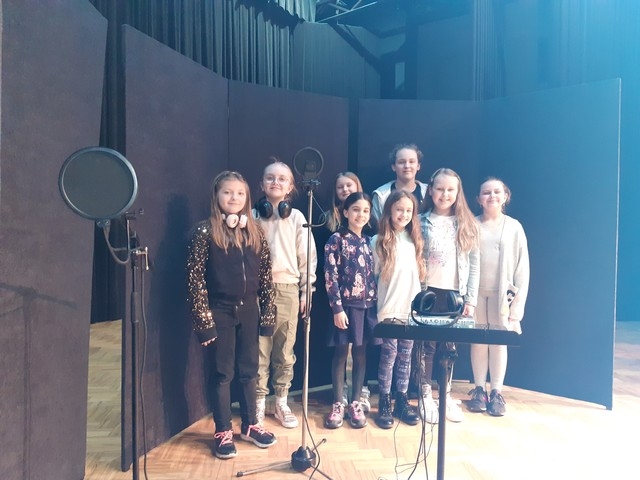 Grupa solistów ze Studia Piosenki Estradowej