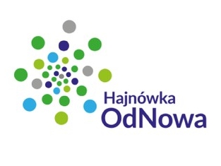 Logo na białym tle. Z lewej strony kropki w różnych odcieniach zieleni, niebieskiego i szarego. Na dole po prawej stronie niebieski napis: Hajnówka OdNowa.