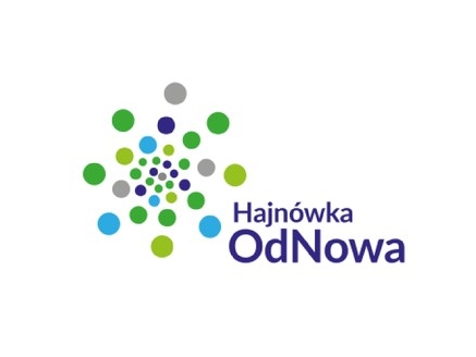 Logo na białym tle. Z lewej strony kropki w różnych odcieniach zieleni, niebieskiego i szarego. Na dole po prawej stronie niebieski napis: Hajnówka OdNowa.