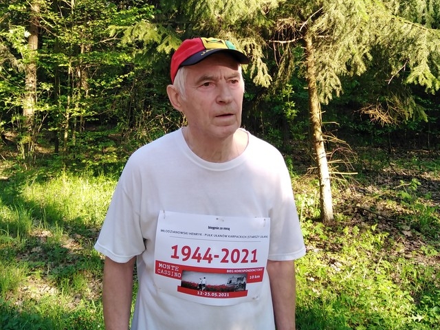 Aleksander Prokopiuk na trasie ubrany w koszulkę z numerem startowym