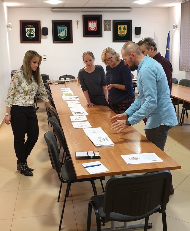 Jury w traksie obrad ogląda nadesłane prace