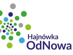 Logo na białym tle. Z lewej strony kropki w różnych odcieniach zieleni, niebieskiego i szarego. Na dole po prawej stronie niebieski napis: Hajnówka OdNowa.